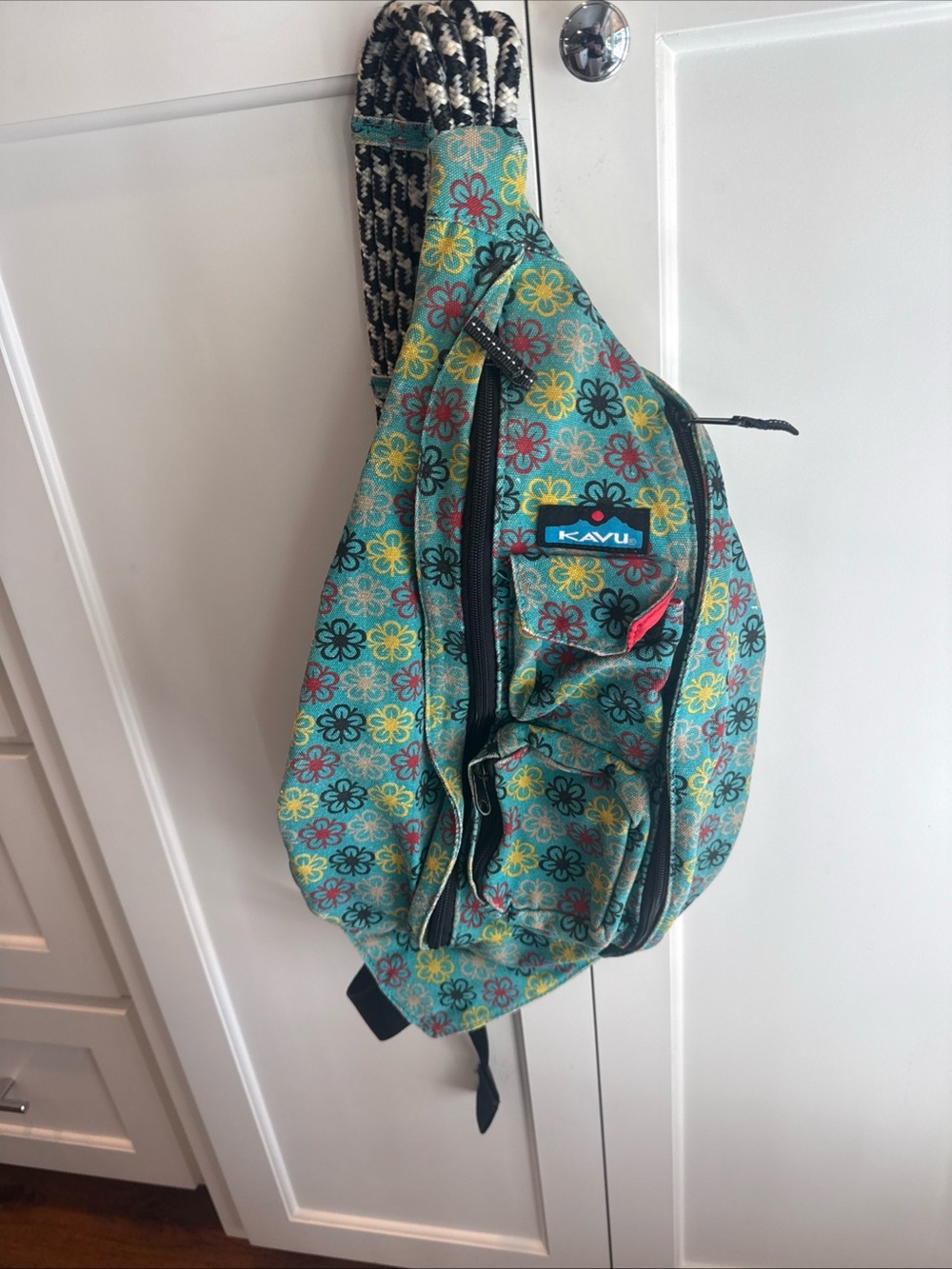 KAVU Rope Sling Backpack crossbody bag Green Floral Multicolor Printed Outdoor